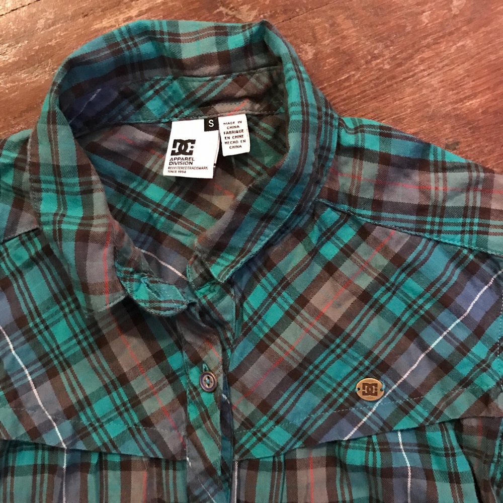 DC women's S plaid short sleeve button down